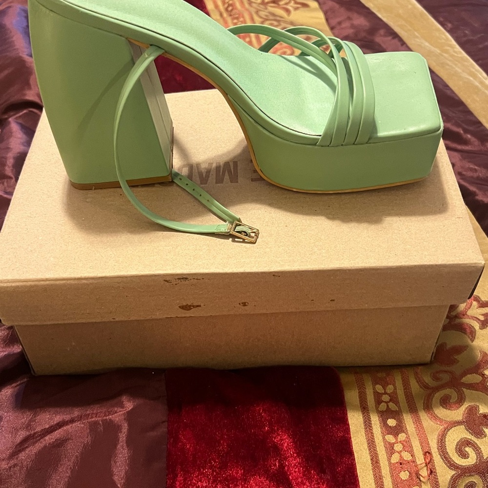 Chunky heeled shoe